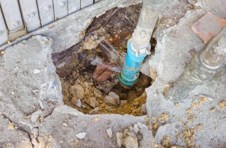 3-safety-precautions-to-take-when-your-pipes-start-leaking