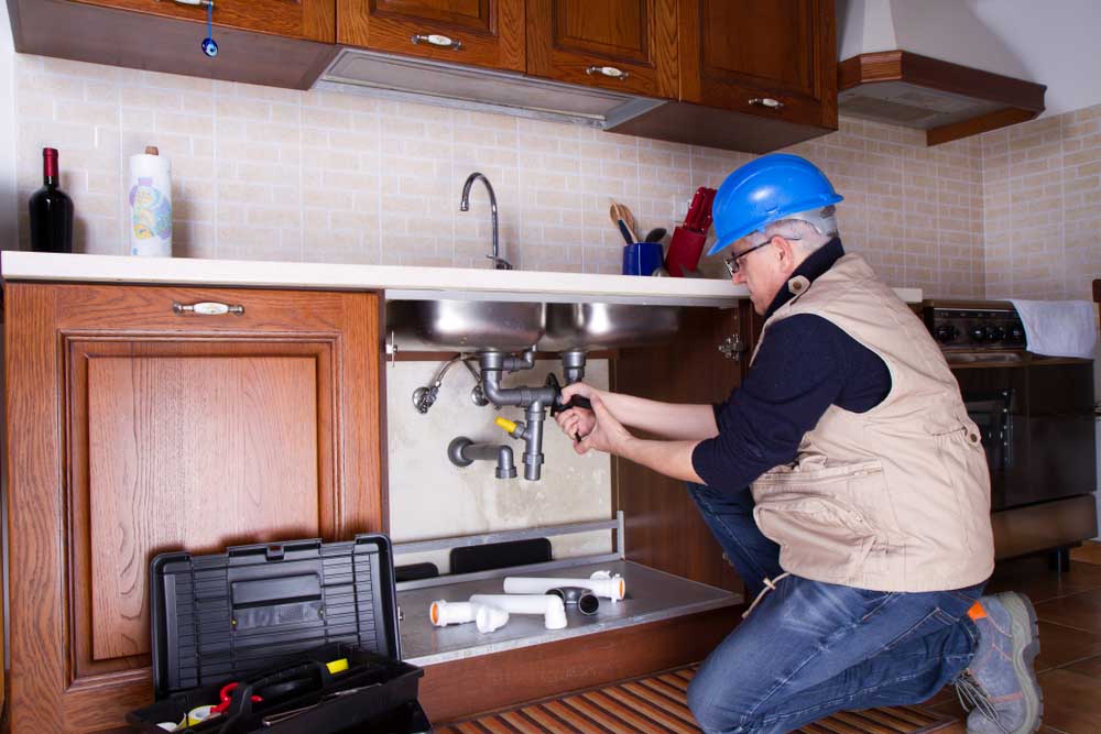Plumber talking to homeowner Plumber talking to homeowner