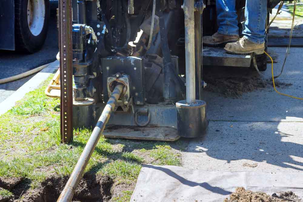 pipe lining team carrying equipment / trenchless equipment
